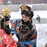 Khách đổ xô check in tuyết đầu mùa ở Bắc Kinh