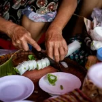 Hàng bánh cuốn cung đình 55 năm bán ở ven đường thành phố Huế